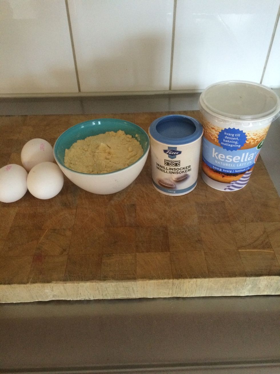 Here's all you need: Eggs, protein powder, vanilla sugar and a can of cream cheese.