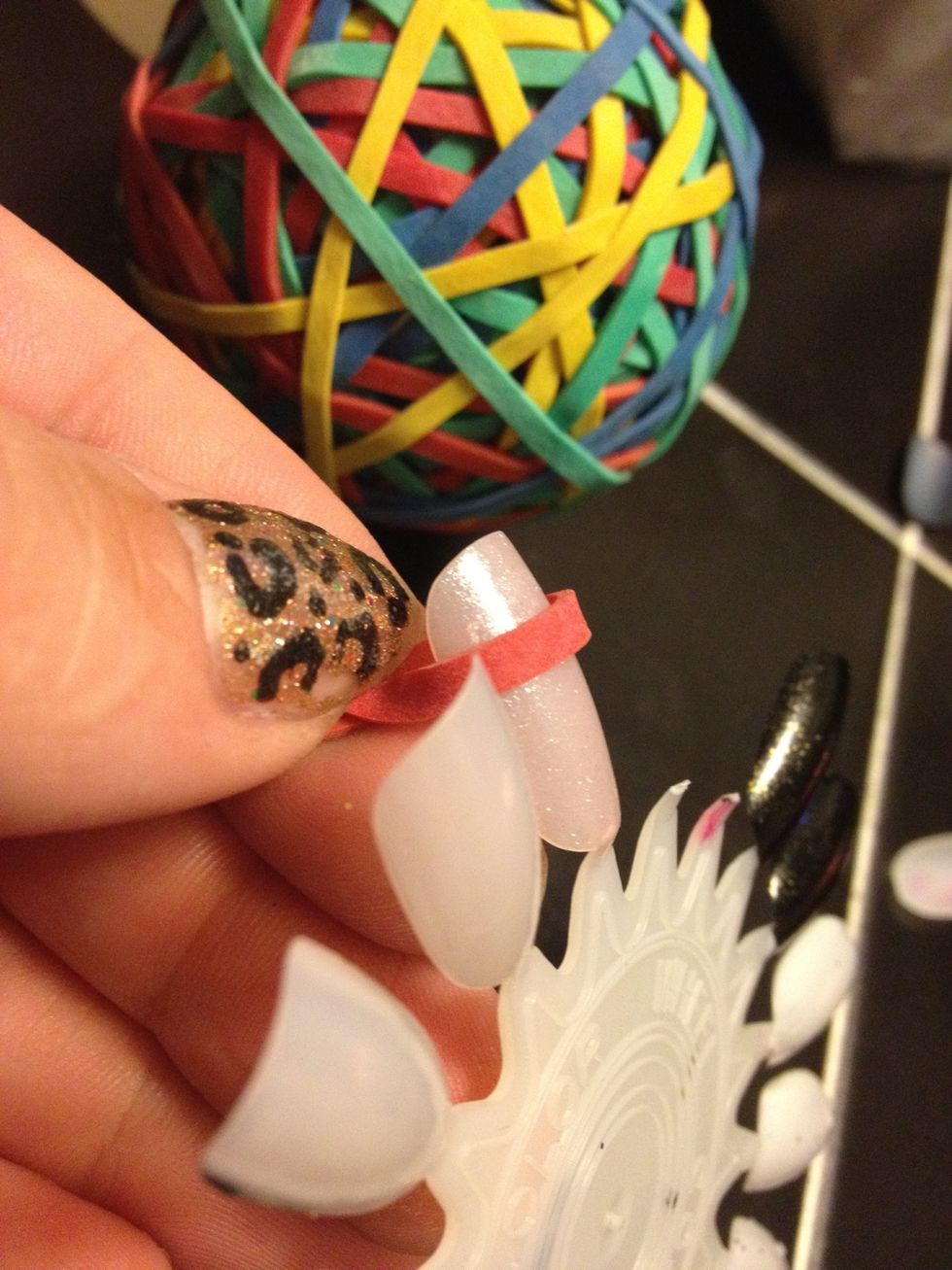 Here's another view on how the rubber band should be held.