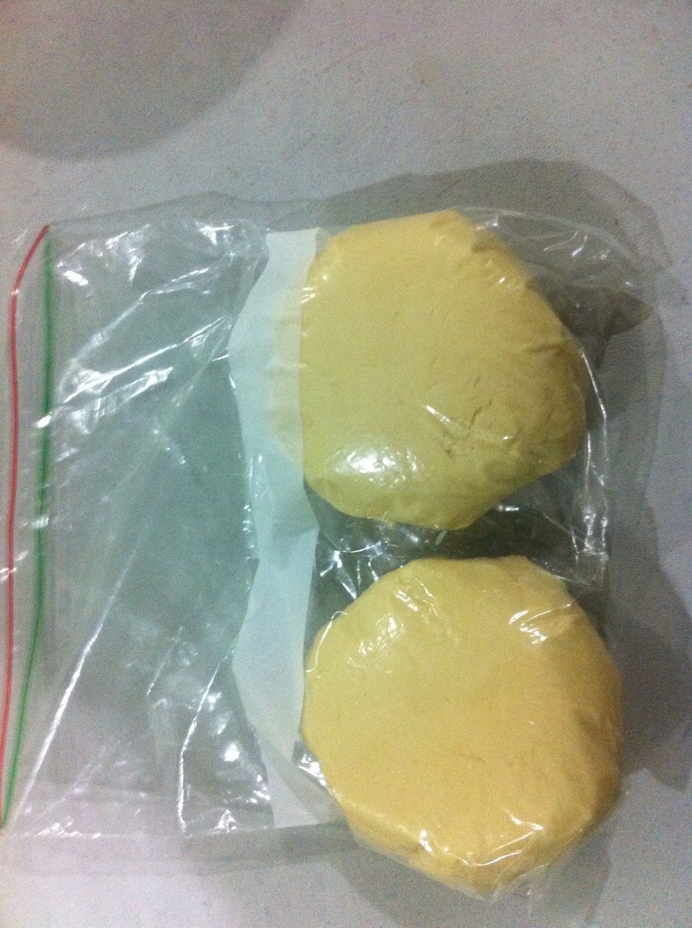 Here's it! It's has been rested for 2 hrs. & it's ready to use! Knead & use all your cookie cutters & have fun! Mine, I'll be making house warming theme cookies as a present to my niece new home:)