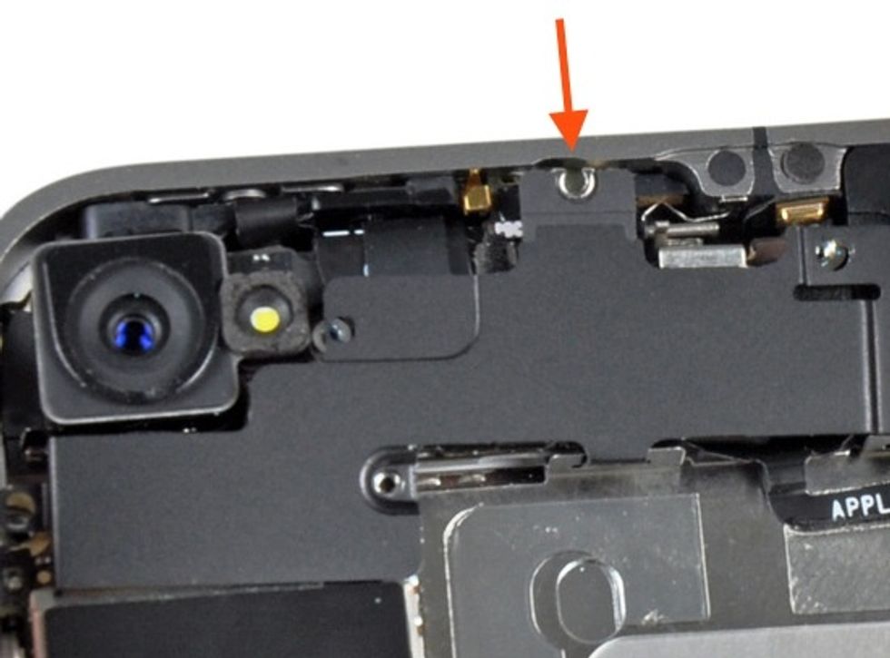 Here's the culprit of the problem I'm addressing in this guide. There's a tiny screw where the arrow indicates in this image. This was the problem with my wifi antenna.