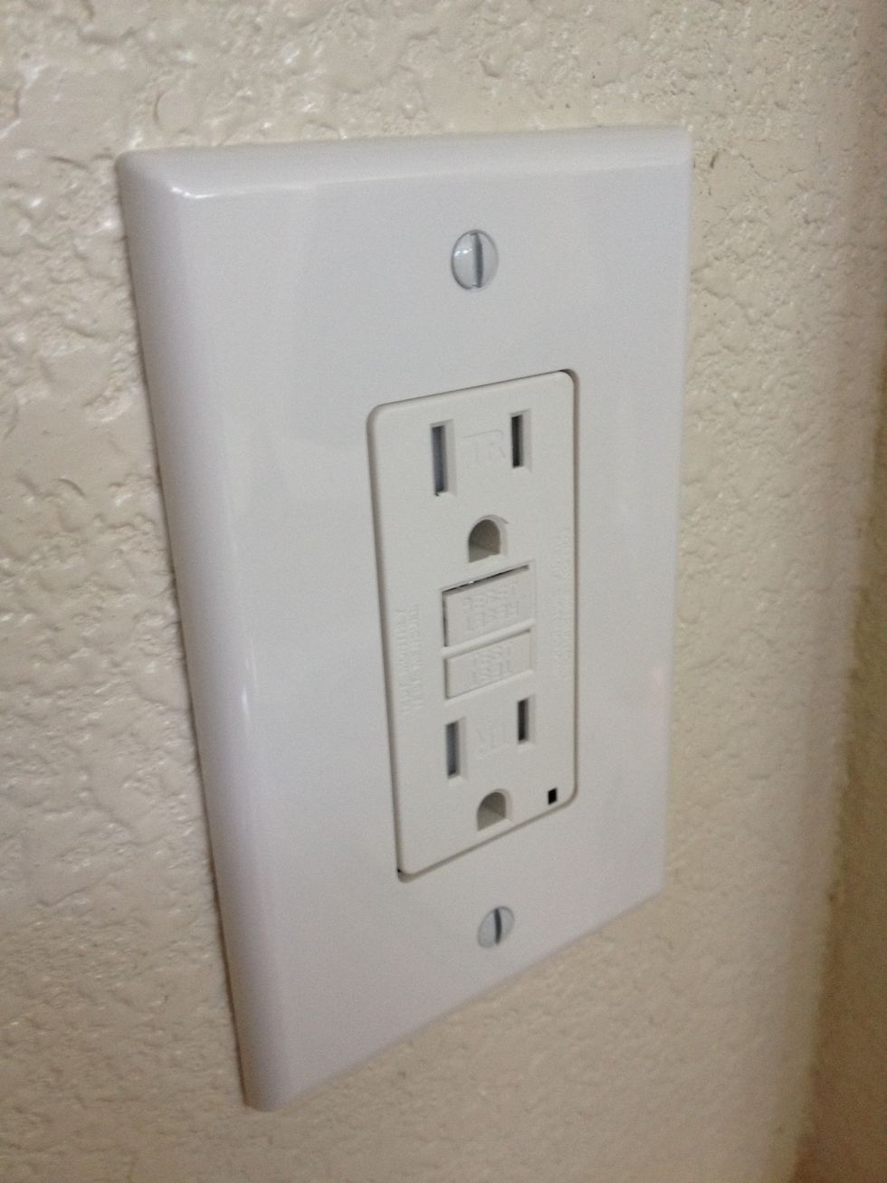 How to replace an electrical outlet - B+C Guides