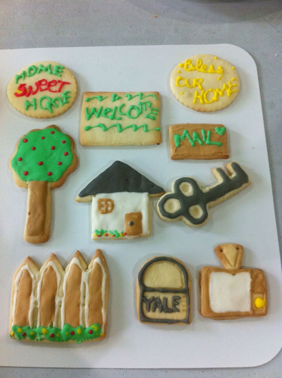 Here's the result! I used Royal Icing to put color and put life into these yummy sugar cookies!:)