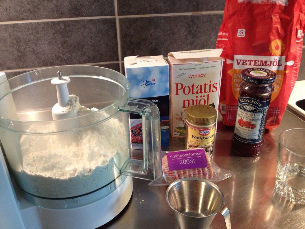 Here's what you need peeps! You will need to use the knife in the blender (not shown here). I'm from Sweden these are my swedish ingredients! \ud83d\ude04