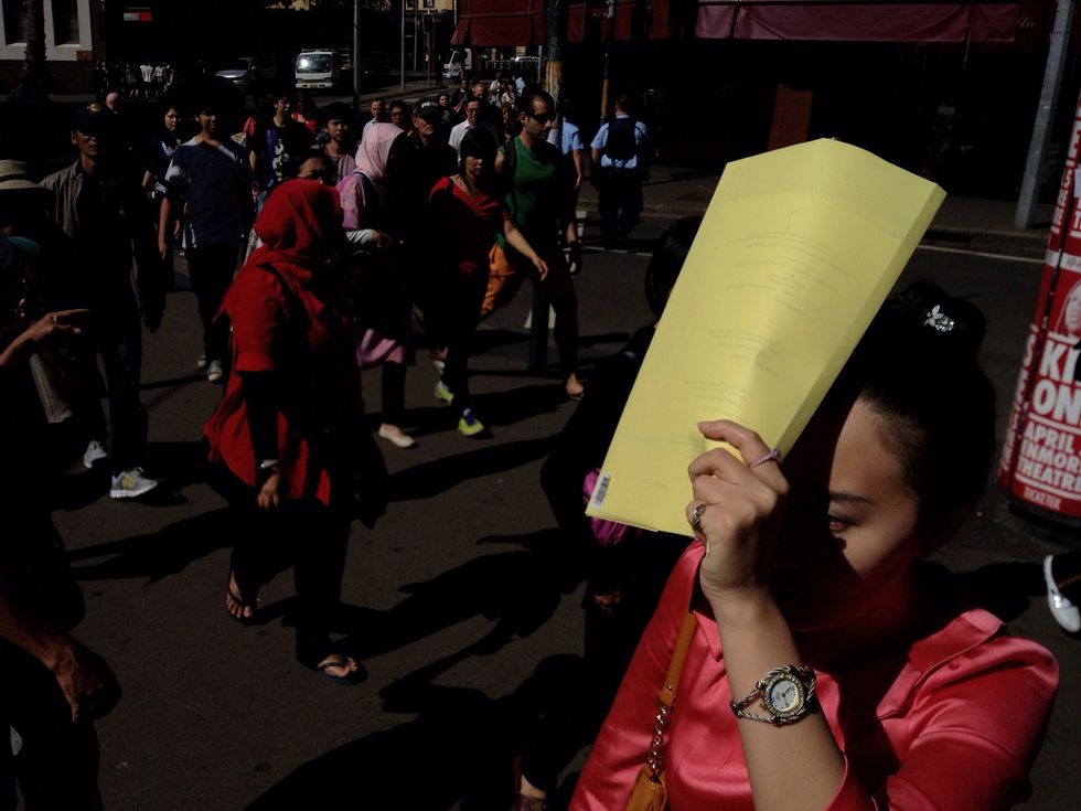Here the exposure is locked so that the paper being held up against the sunlight is clearly visible and supports the composition of the image. (Image copyright Oliver Lang).