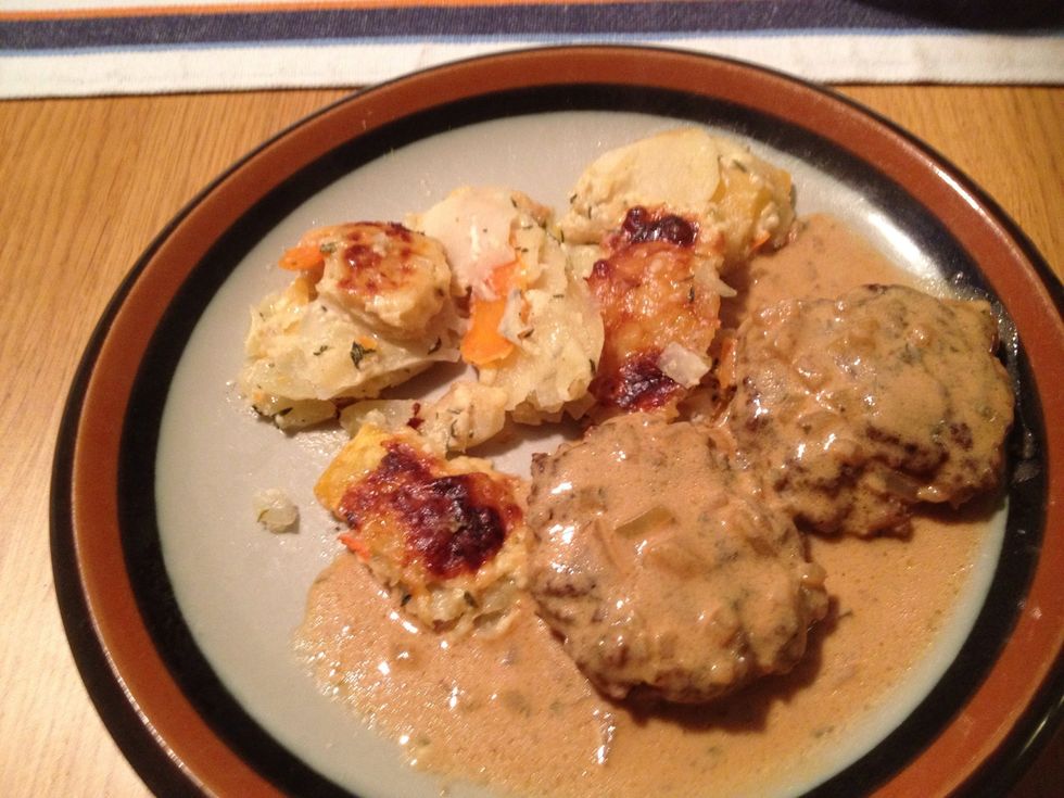 Here the patties are served with a gratin with root vegetables (parsnip, potatoes, carrots, Swedish turnip, cheese etc) but it also works with boiled potatoes.