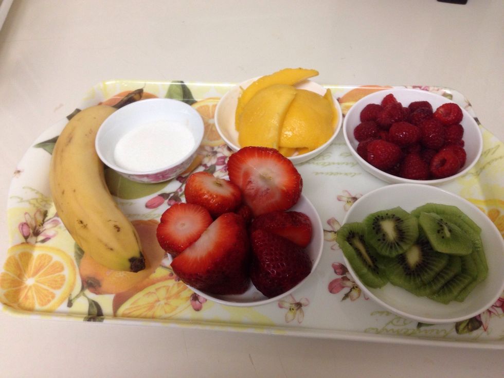 Here we have: 1 medium mango, 1 cup strawberries, 1 kiwi, 2 tbsp sugar (optional), 1 banana, and 1/2 cup raspberries