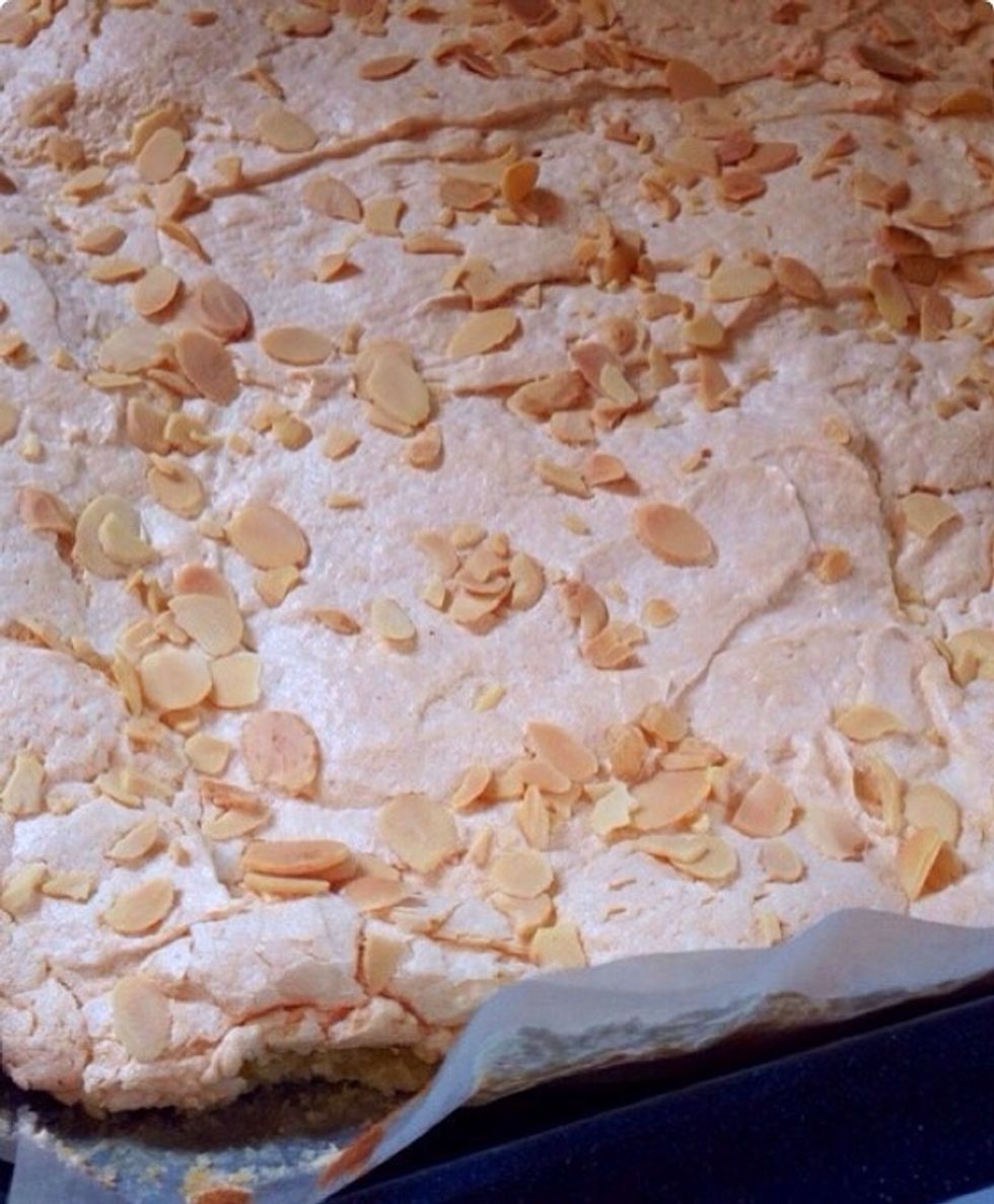 Here we have it taken straight out from the oven. Later you cut this in half to get 2 layers.