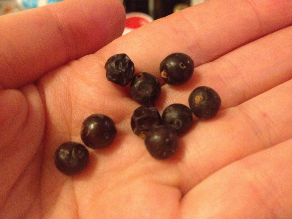 Here we have the juniper berries. Smash them somewhat before adding them, along with the black pepper grains and the thyme.