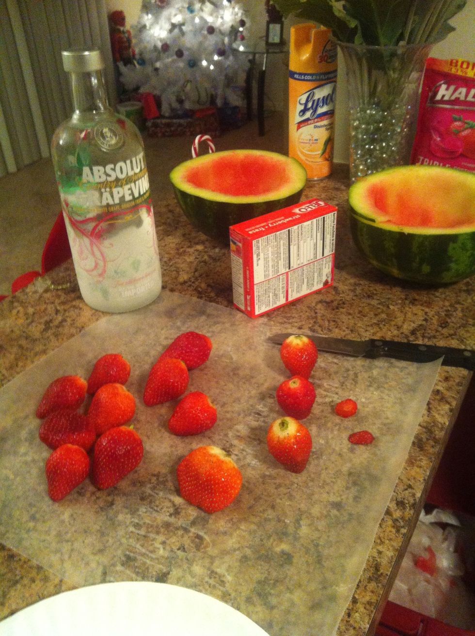 Here we have the strawberries, I used 20 in total uncut. First we want to cut the bottom of the strawberries just enough for them to stand up on their own