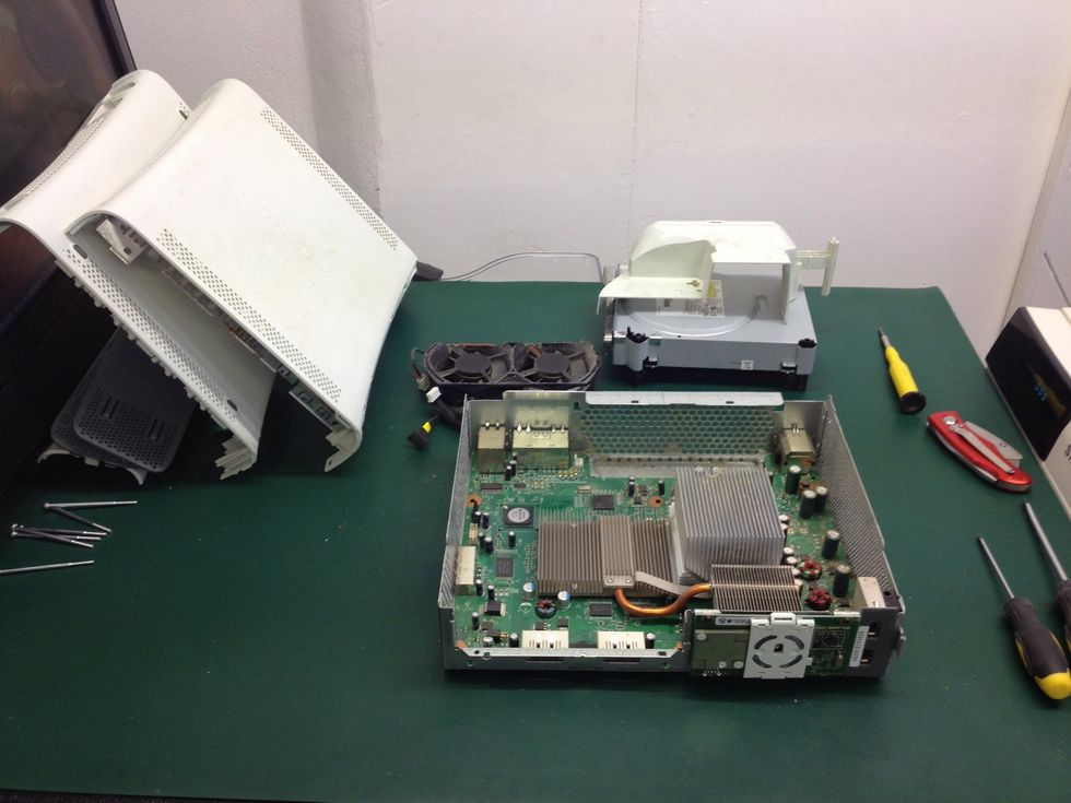 Here we have the Xbox 360 disassembled and ready for cleaning.