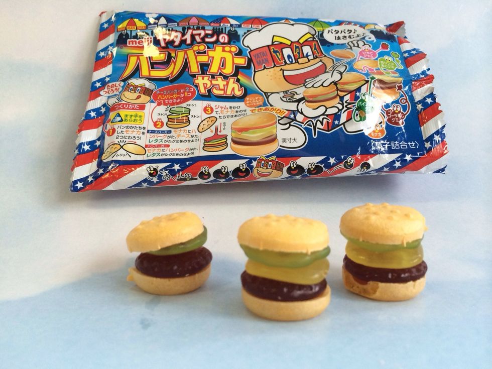 Here we have the Yataiman Burger *^~^* Cute and fun beginner Japanese DIY project!!! All candies bought in www.cutiepiekawaii.com or their store in Altoona, PA *^~^*