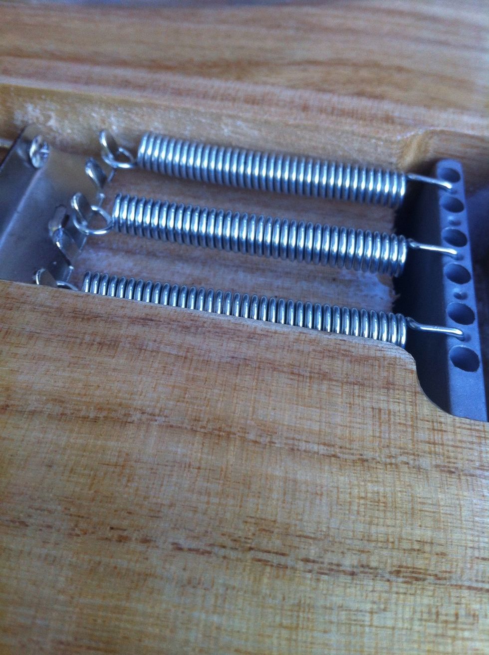 Here you can see how the springs is placed under the bridge