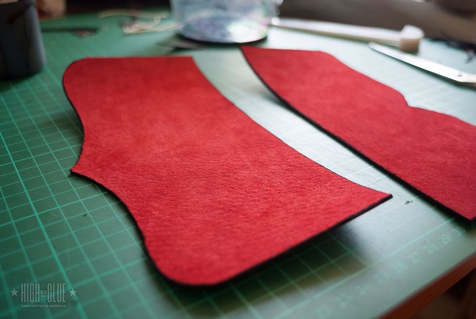 Here you can see the finished spine. I glued the lining on and then I cut the excess lining off. The suede lining I used had a white centre so I decided to hide that by dyeing the edges black.