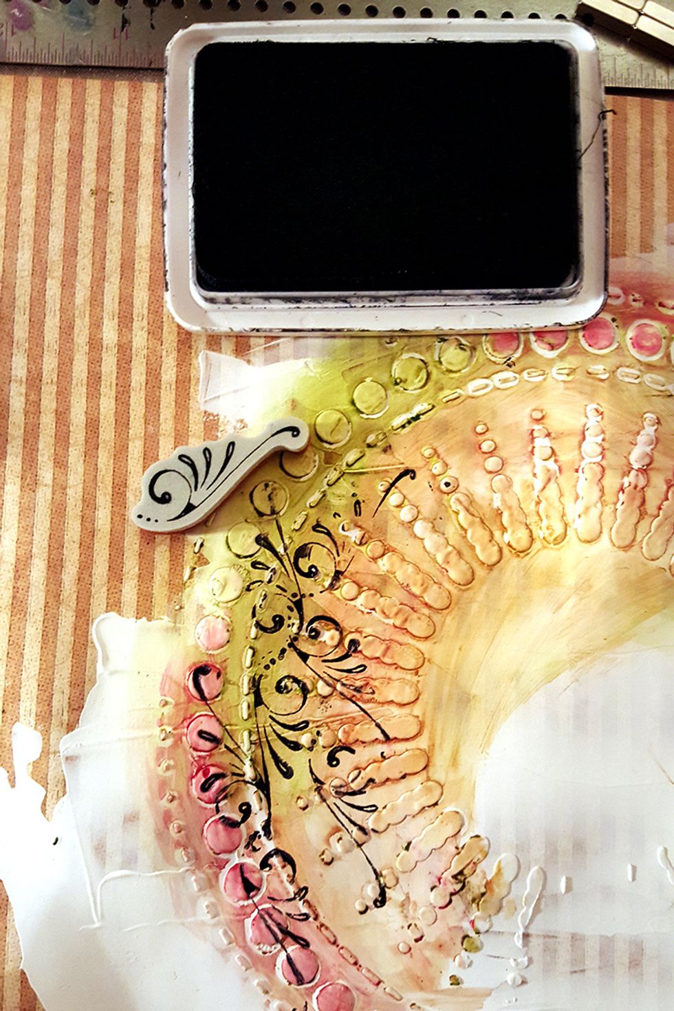 Here you can see what it looks like when I am finish coloring. I used red, green and gold gelatos. When it was dry, I added some stamp motifs.