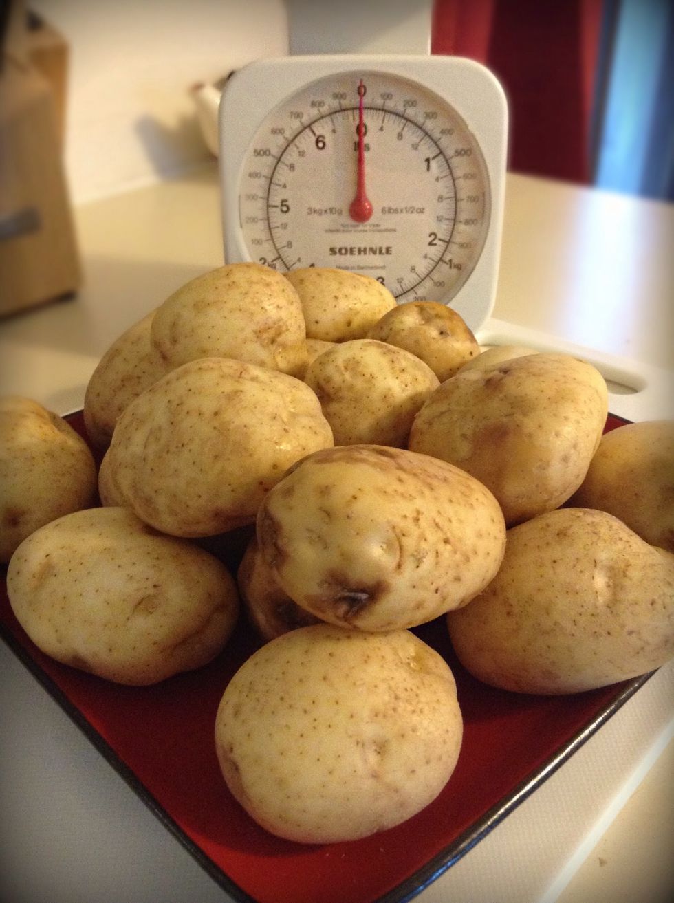 Hey everyone lets get started! Clean your potatoes, I personally weighed my potatoes to have exactly 3 pounds but that's not necessary.