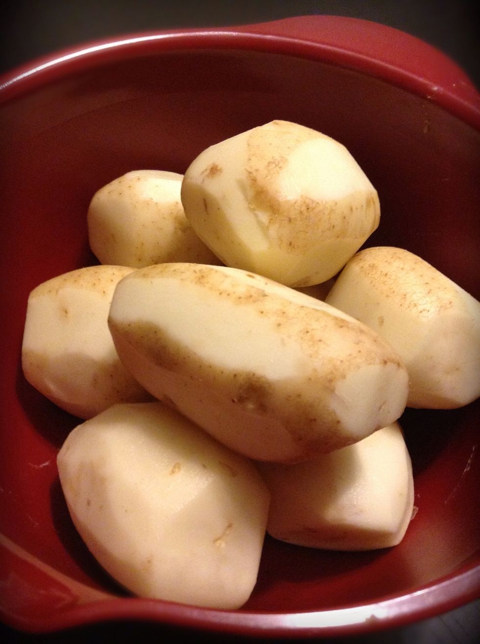 Hey everyone! Okay lets get started, I used white potatoes and I personally dug through the whole bag to find the biggest ones I could find this way the fries will all be long and about the same size