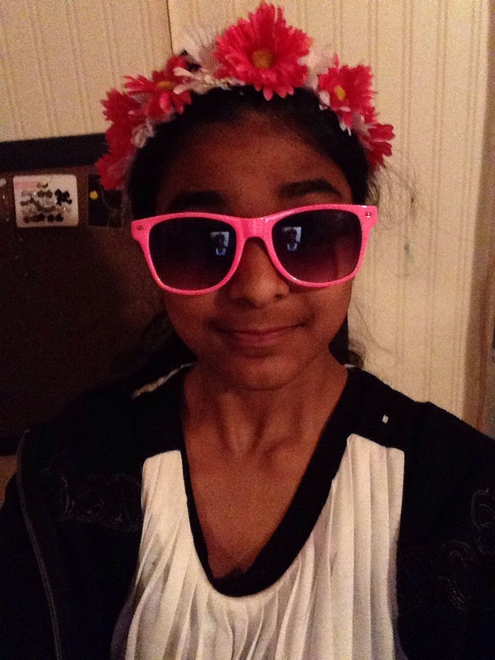 Hey! Thanks for clicking/tapping on this guide! Let us make a simple flower crown! You can use any two colours! You can even add more colours I guess! ^_^ Let us begin!