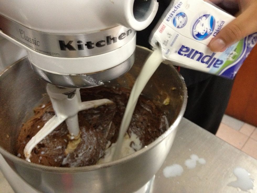 Hidratar la masa con leche sn que quede muy liquido// Hidratate the mass with milk, it doesn't have to be to liquid.