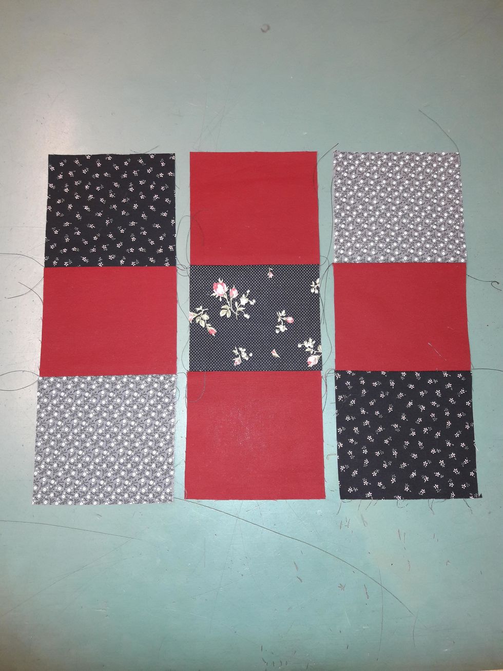 High five! :) Nu \u00e4r alla raderna klara! Dubbelkolla ditt m\u00f6nster igen s\u00e5 att alla rader ligger p\u00e5 r\u00e4tt h\u00e5ll.