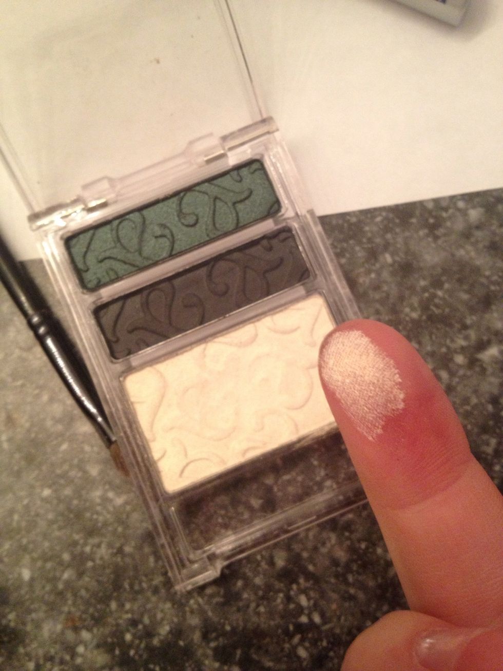 Highlight your face with a neutral or white color