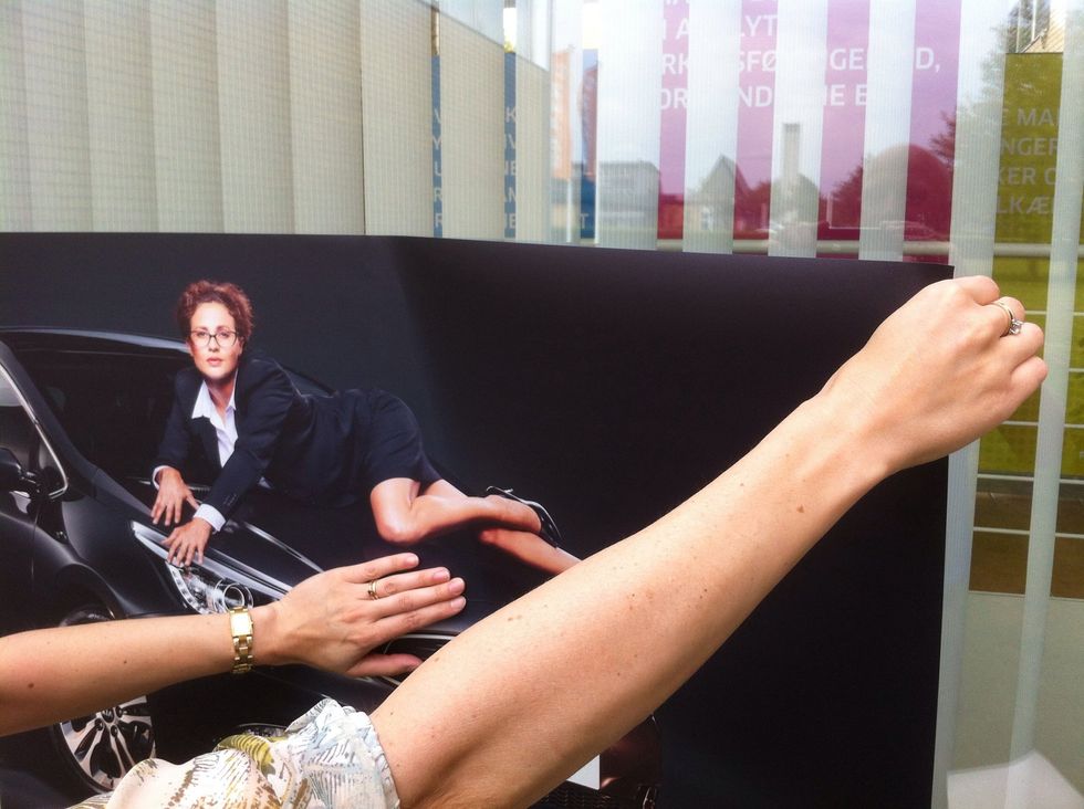 Hold folien ud fra vinduet og forsigtig trykkes/skrabes Folien ind p\u00e5 vinduet fra midten og ud til h\u00f8jre side.