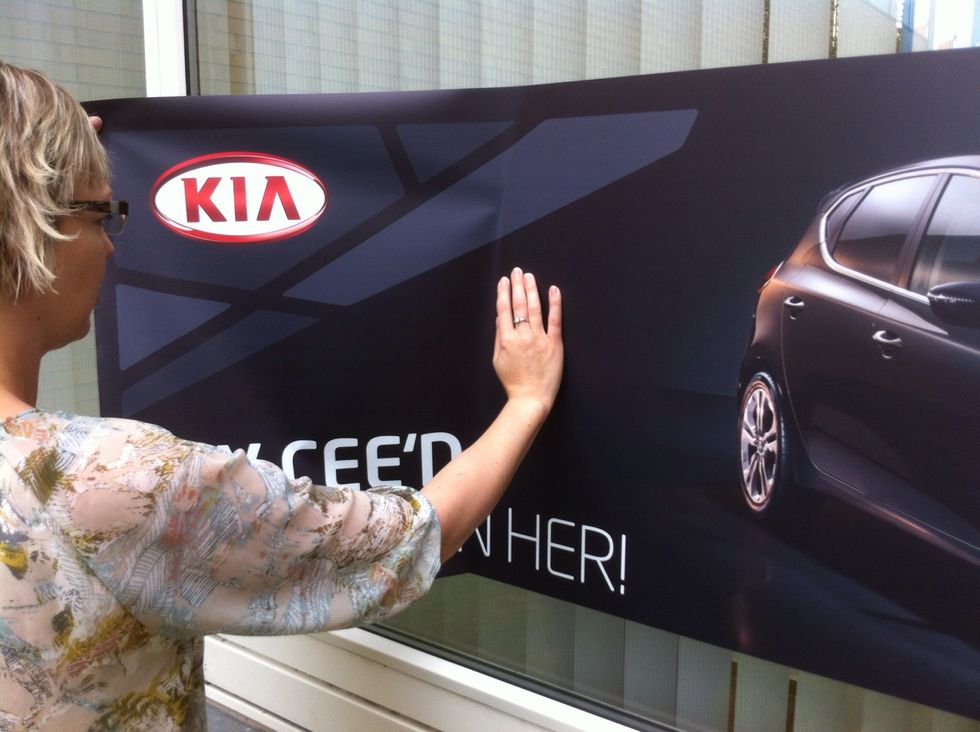 Hold folien ud fra vinduet og forsigtig trykkes/skrabes Folien ind p\u00e5 vinduet fra midten og ud til venstre side.