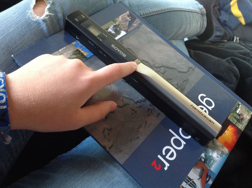 Hold t\u00e6ndknappen inde til der kommer tal i displayet.