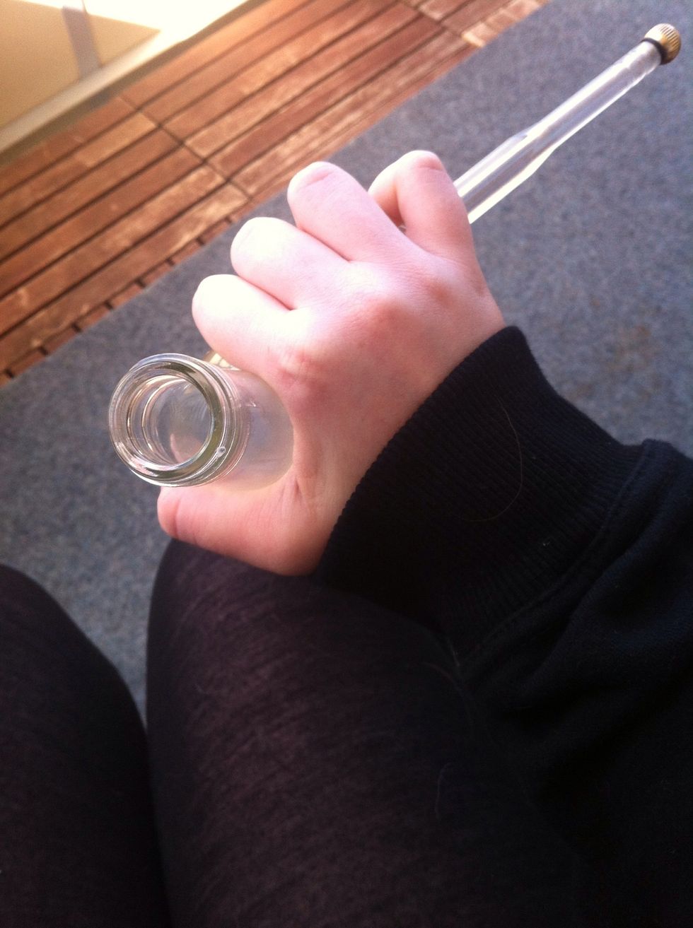 Hold the bottle and glasscutter like this