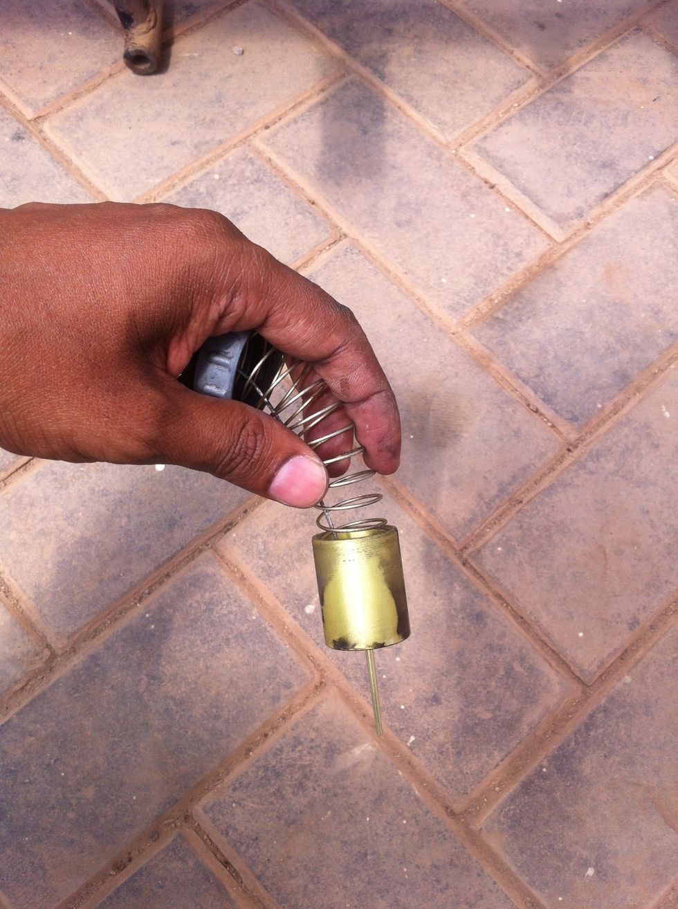 Hold the cap and the cable and pull out the carburetor piston, inspect for damages, clean or replace if required.