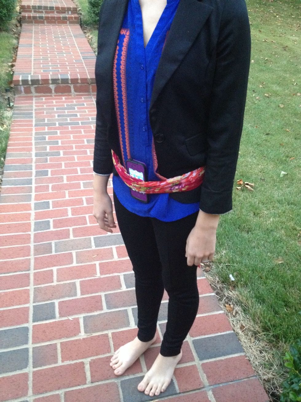 Hold the device at the center of the body by using a belt clip and clipping it onto a gait belt or scarf, or by simply tucking the device into the belt or scarf.