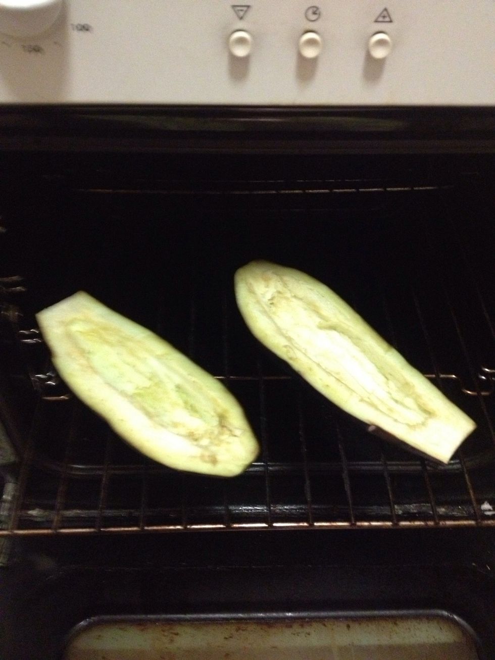 Hollow out the aubergine, keeping the pulp, and throw it in the oven for 15 minutes at 200'C