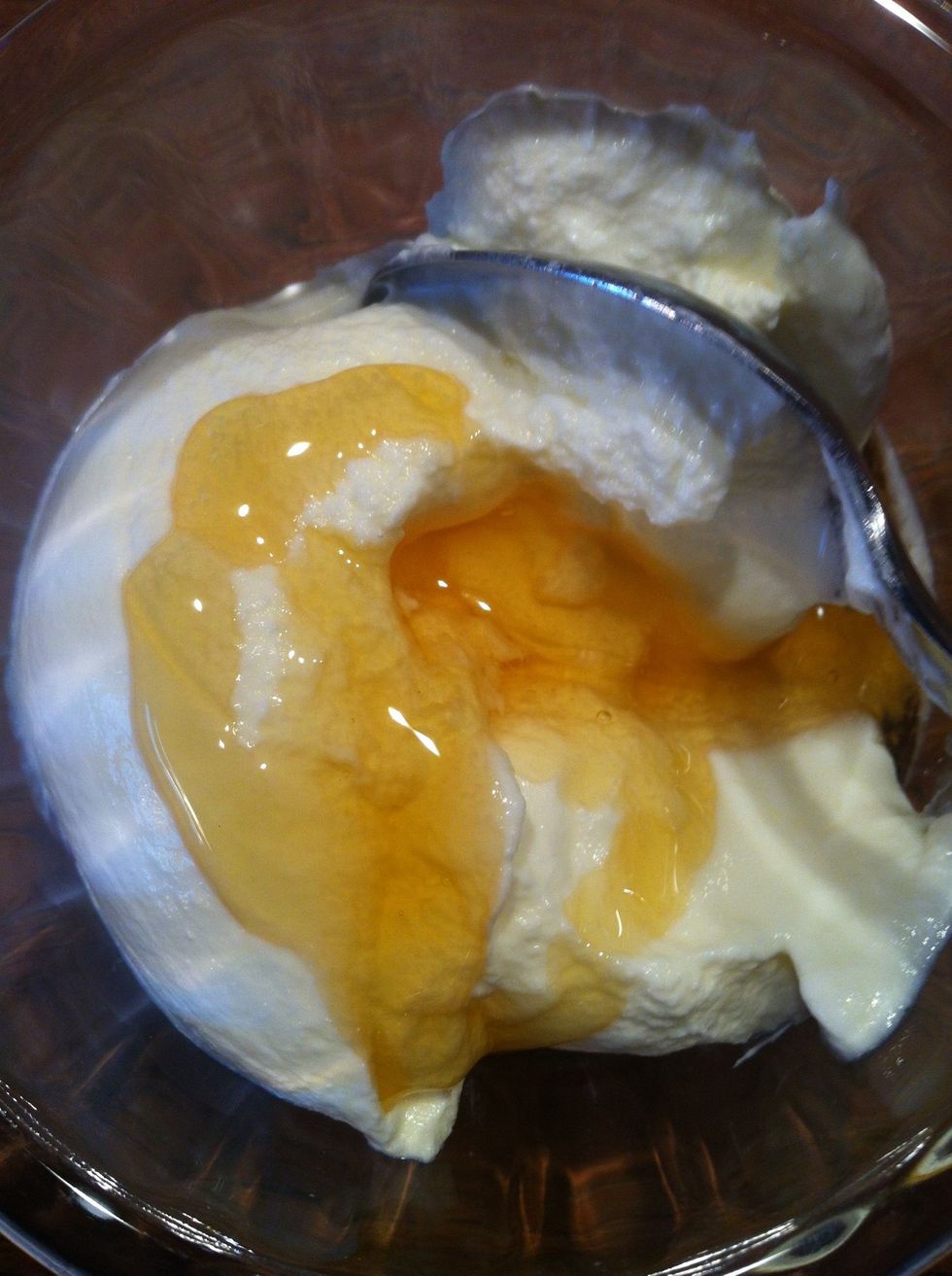 Honey in yoghurt. Stir.