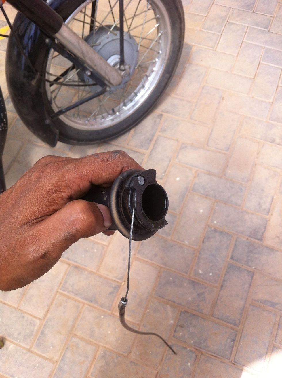 Hook the cable head in the groove and guide it in the curved pull slots.