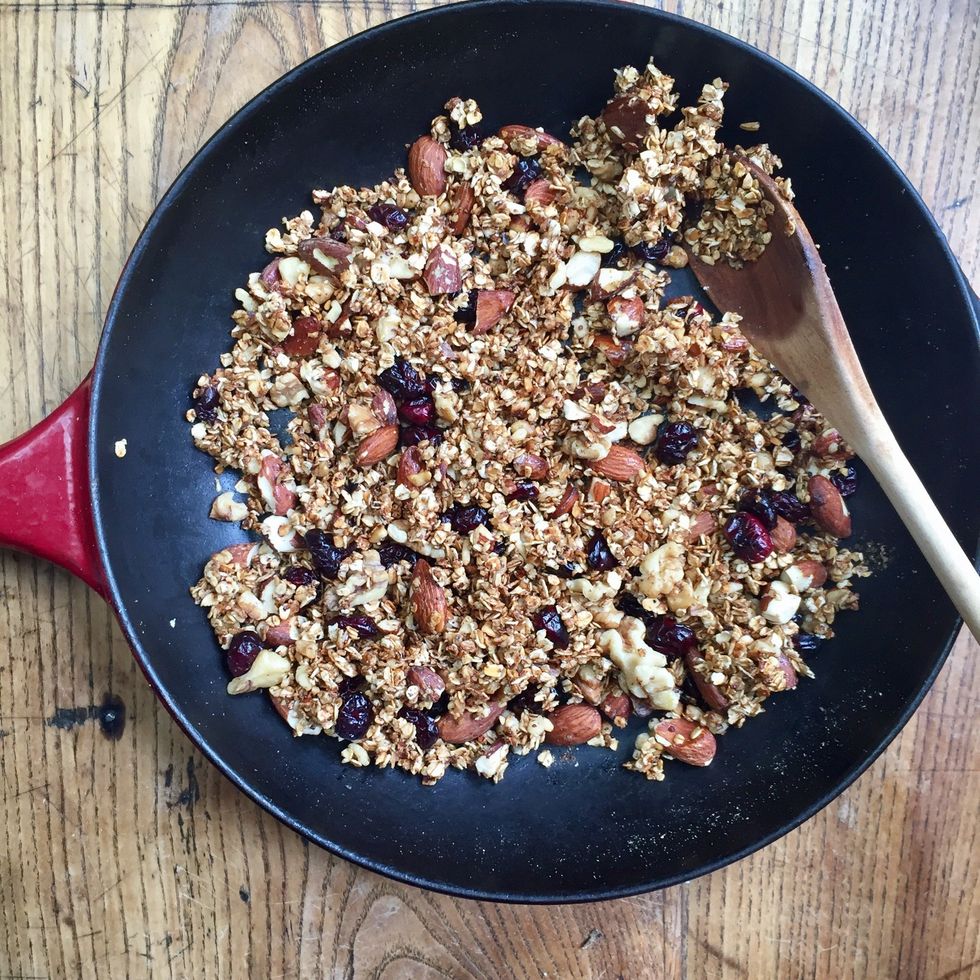 Hors du feu, ajouter les canneberges. Ou tout autre(s) fruit(s) sec(s) : raisins, abricots, figues, banane, mangue, papaye, ananas, etc.