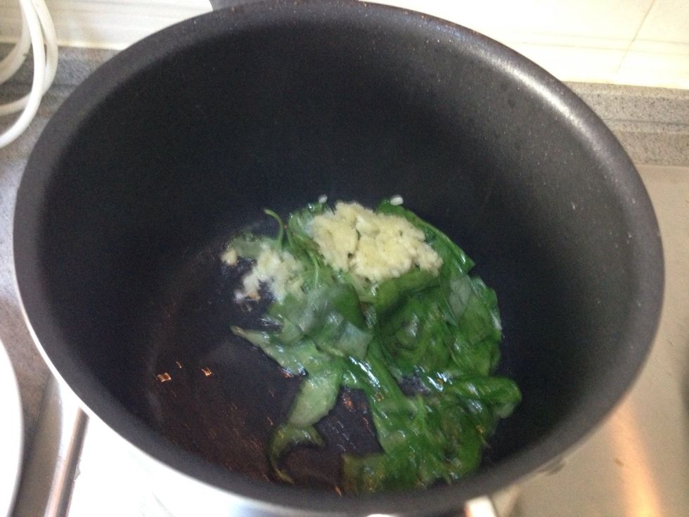Hot pot of cold, 3 teaspoons of olive oil, saute garlic and basil. Don't be too long