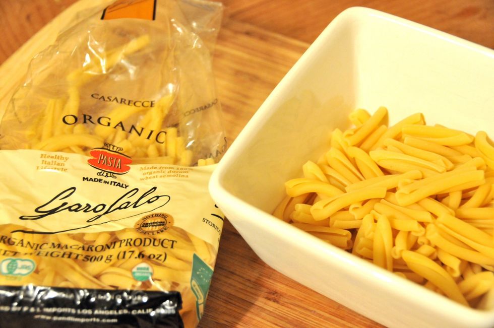 How much pasta to use? Simple, take out a bowl and fill it half way - that is usually the perfect amount to serve per person. Add a lot of salt to the water once it boils before adding pasta.
