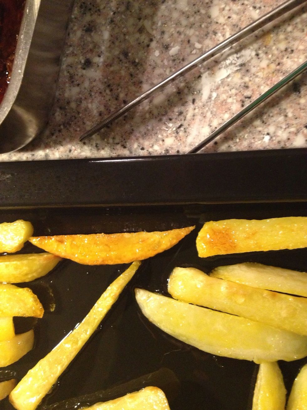 How they look on the downside after 15-20 minutes. I did rotate the tray once while baking, because my oven don't heat evenly. Flip the fries over and bake for 15 minutes more until golden and crisp.