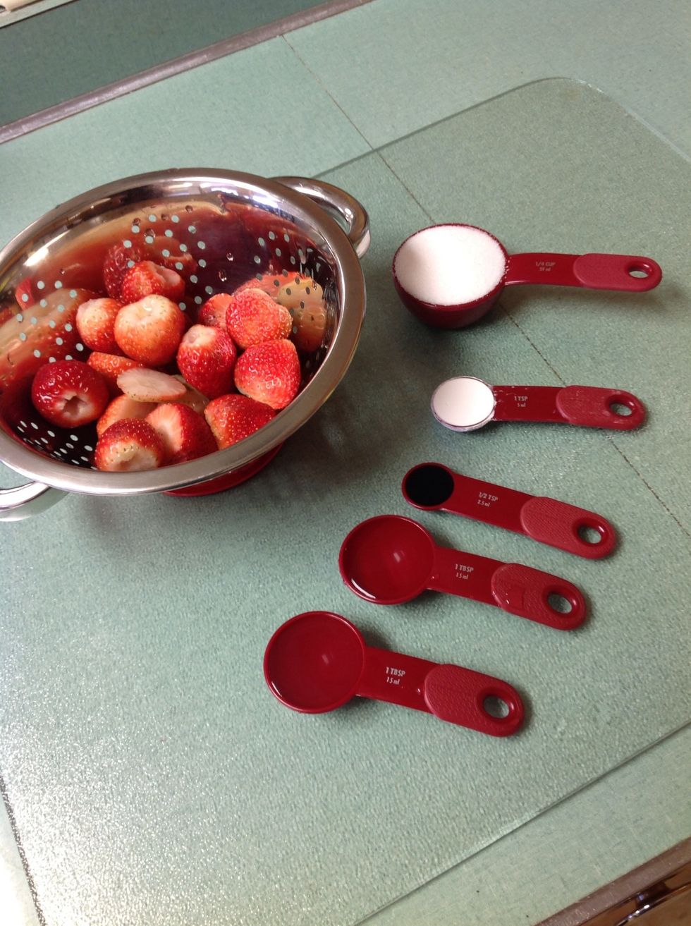 How to make strawberry filling. 1/4 C Sugar 1 tsp. Cornstarch 1/2 tsp. Balsamic Vinegar 2 tsp. Water 2 pints hulled strawberries