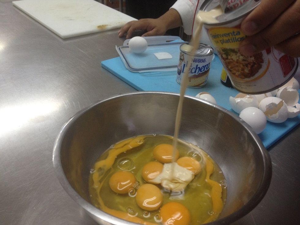 Huevos y leche evaporada// eggs and evaporated milk