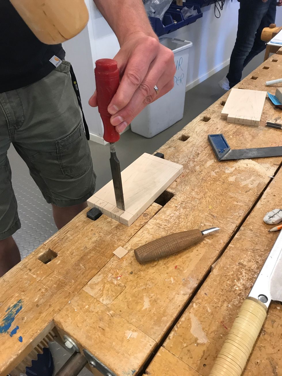 Hugg med ett st\u00e4mj\u00e4rn. S\u00e4tt st\u00e4mj\u00e4rnet i sp\u00e5ret du just skar med kniven.