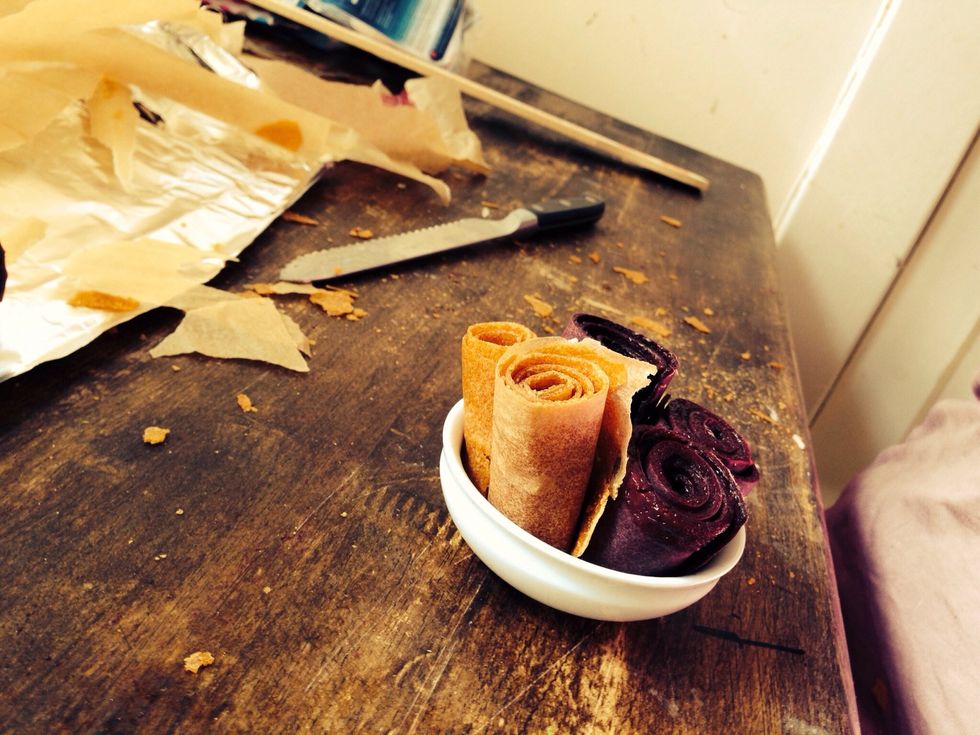 Hummmm natural fruit leather. All my fruit was free! When the produce guys is going to discard them I grab them up.