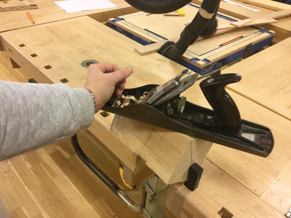 Hyvla ner h\u00f6rnen p\u00e5 br\u00e4dan till strecken, s\u00e5 den blir \u00e5ttakantig.