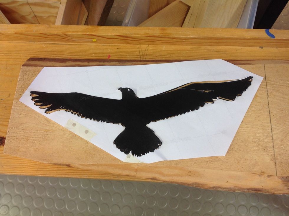 Hyvla och putsa br\u00e4dan riktigt noga s\u00e5 den blir sl\u00e4t och fin. Klipp ut din figur. OBS t\u00e4nk p\u00e5 att den vita delen m\u00e5ste vara s\u00e5 hel som m\u00f6jligt, det \u00e4r den du ska anv\u00e4nda n\u00e4r du f\u00e4rgar din silhuett.