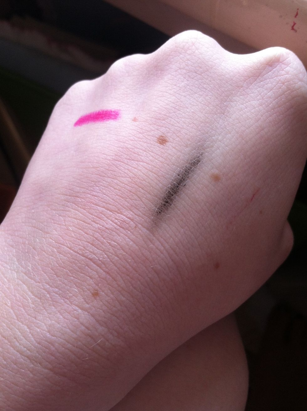 I absolutely love how smooth this pencil goes on, and it smudges really great to create a smokey look! This was definitely my favorite product this month(: