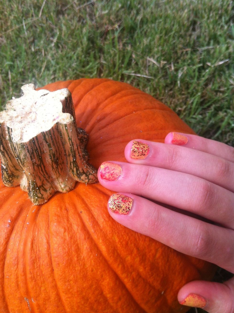 I added a glitter coat on 2 of my fingers....