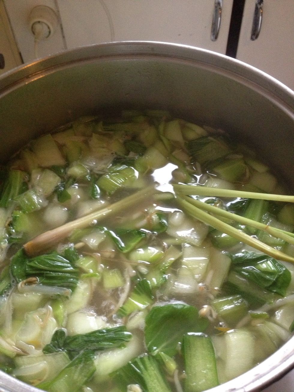 I added a second stalk of lemon grass because I thought it needed a bit more flavour. Let the pot simmer for approx 3 minutes (until noodles are cooked).