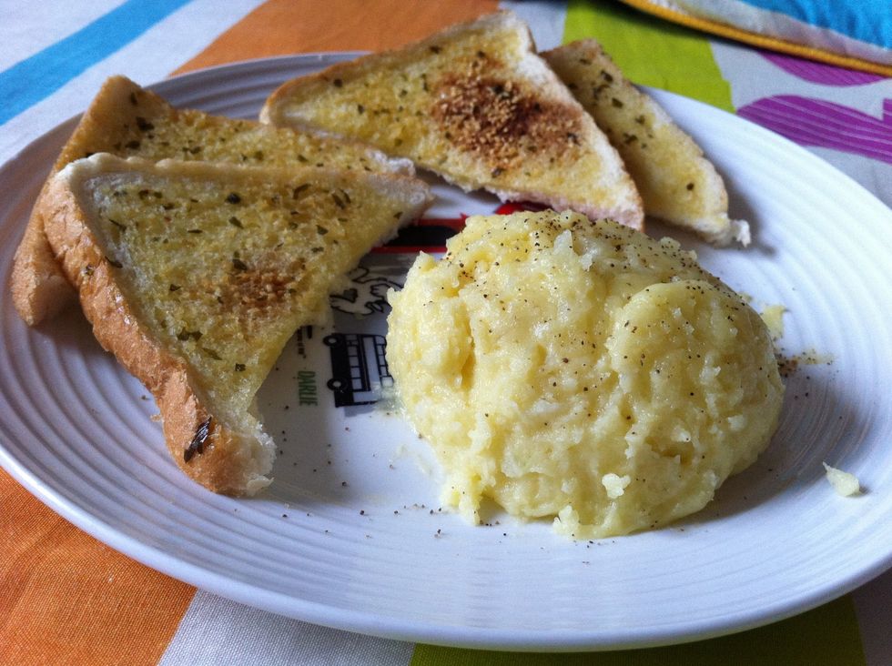 I added some garlic bread :) this is the homemade breakfast!