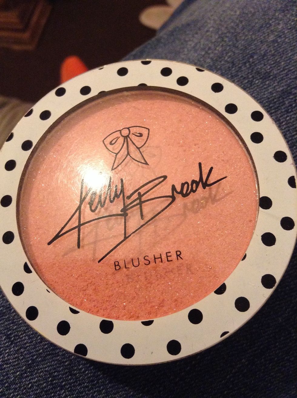 I added to the palette blush with this one, one of my favourites with extra glitter. :D