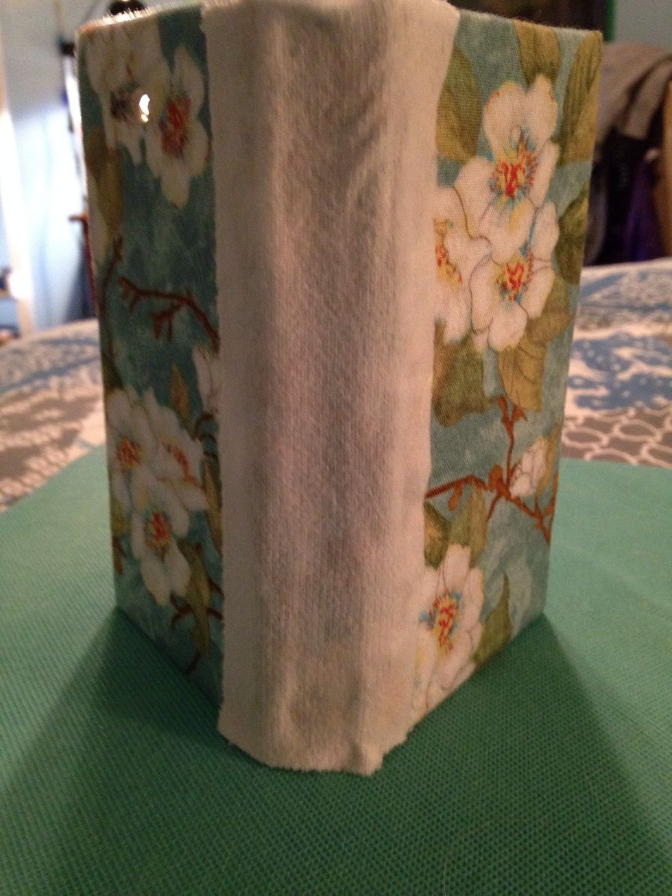 I also added a spine made of the same fabric, which looks good as well.