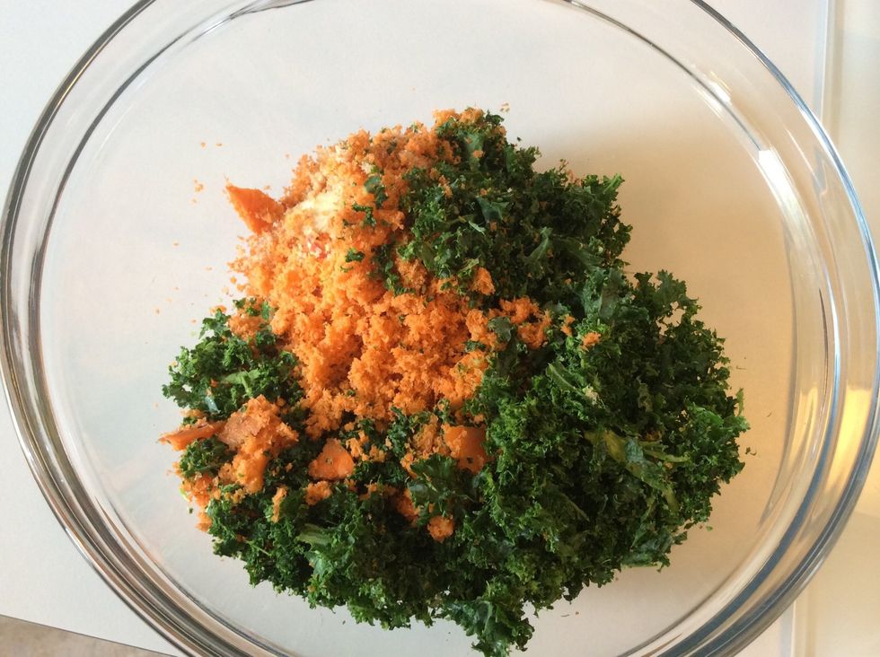 I also freeze pulp to use later, you can add it to soup stock, meat loaf, breads and more! Simply place in ice cube trays, freeze, then transfer to ziploc bags. No waste juicing at its finest!!